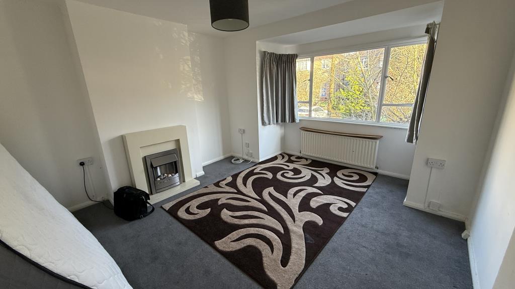 Lot: 118 - VACANT FLAT IN POPULAR TOWN CENTRE LOCATION - Inside image of living room